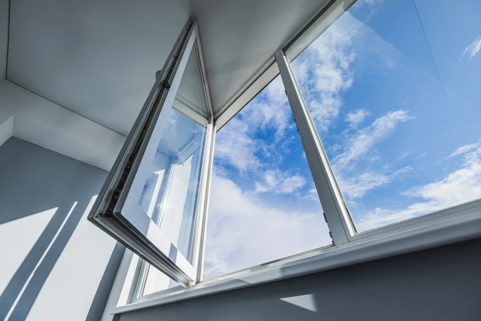 VLX 80 Casement Window in Fort Worth, TX | Meridian Windows and Doors Fort Worth - detail 1